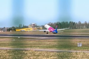 Dėl IT sistemų sutrikimo neveikia dalis „Wizzair“ paslaugų: keleiviai raginami atvykti kuo anksčiau