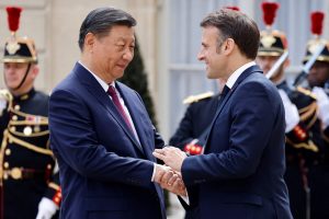 Žiniasklaida: Kinijos lyderis Xi Jinpingas Paryžiuje susitiko su Prancūzijos prezidentu E. Macronu