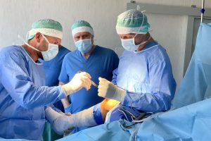 Kolegoms iš Latvijos – Klaipėdos universitetinės ligoninės ortopedų-traumatologų pagalba ir patirtis