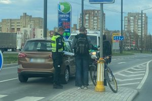 Nelaimė judrioje Kauno gatvėje: partrenktas dviratininkas, prireikė ir medikų