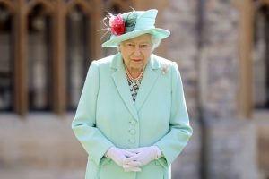 Britanijos karalienė skyrė aukščiausią apdovanojimą šalies sveikatos tarnybai