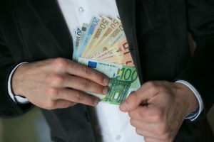 Moteris pakliuvo į sukčiaus spąstus: apsimetęs kuo nesąs, išviliojo 1 tūkst. eurų