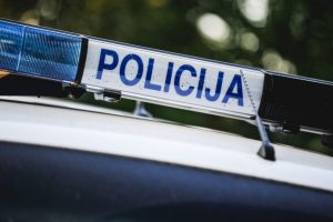 Kauno rajone apšaudyti namo langai ir automobiliai