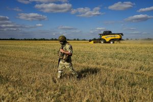 Vašingtonas: žemės ūkio įrangos pardavimui Rusijai sankcijos netaikomos