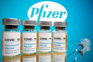 „Pfizer“ tikisi iki 2023-ųjų sukurti universalią vakciną COVID-19 viruso atmainų