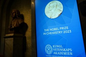 Nobelio chemijos premija atiteko trims mokslininkams už kvantinių taškų atradimą ir sintezę