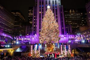 Rockefellerio centre Niujorke sužibo garsioji Kalėdų eglė