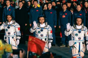 Kinija pasiuntė į kosminę stotį naują komandą