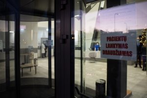 Santaros klinikose atšaukiami pacientų lankymo ribojimai: situaciją pavyko suvaldyti