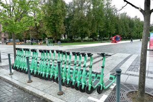Vilniaus centre vairuotojai nuomojamus paspirtukus turės palikti tam skirtose vietose