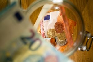 Seimas iki 186 eurų pakėlė bazinį dydį viešojo sektoriaus algoms skaičiuoti