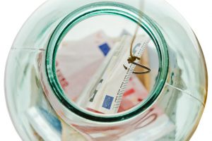 Radviliškio rajone iš moters pavogta 5,6 tūkst. eurų: pinigus laikė stiklainyje
