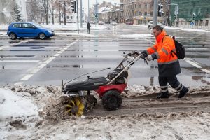 Vilniaus savivaldybė: takus ir kiemus valys daugiau technikos