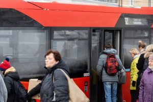 Vilniuje neužvėrus durų iš autobuso iškrito vyras, jam pervažiuotos kojos