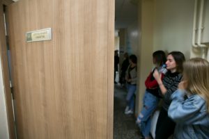 Seimas patvirtino: mokinių patikrinimai bus privalomi, dešimtokams įvesta kartelė