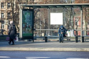 Autobusų stotelėje Šiauliuose vyras sumušė paauglę