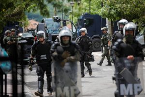 Lietuva smerkia serbų protestuotojų išpuolius prieš NATO taikdarius Kosove