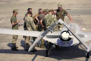 Lenkai seka Lietuvos pavyzdžiu: renka pinigus „Bayraktar“ dronui