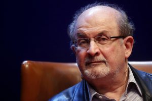 Per užpuolimą subadytas rašytojas S. Rushdie prijungtas prie kvėpavimo aparato