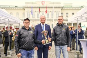 Prezidentas įteikė taurę ralio „Aplink Lietuvą 2021“ nugalėtojams