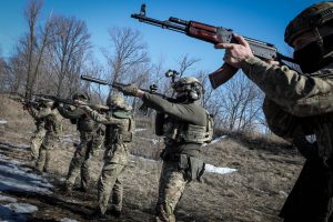 Lietuva į Ukrainą siųs ginkluotės, taip pat pripučiamų valčių, civilinės saugos priemonių