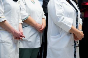 Santaros klinikų medikai skundžiasi: tenka dirbti suplyšusia darbo apranga