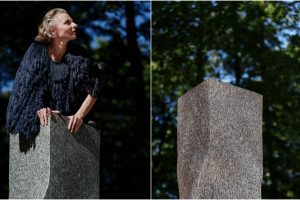 „Akmenimi srūvantis laikas“: spektaklis Klaipėdos skulptūrų parke