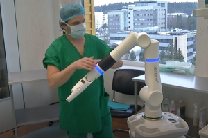 Operacijas atlikti padeda robotas asistentas