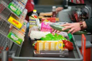 Lietuvoje kainos didesnės negu ES: prekybininkai tiesiog nenori jų mažinti
