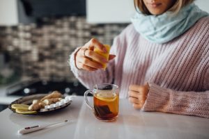 Maitinimasis sergant peršalimo ligomis: ar užtenka tik karštų arbatų?