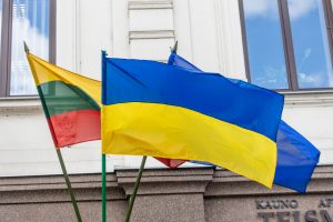 Ant institucijų – Ukrainos vėliavos: ar tai nesumažins Lietuvos simbolių reikšmės?