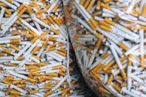 Dėmesio centre – neteisėtų cigarečių srautai: kontrabandą keičia nelegali gamyba viduje