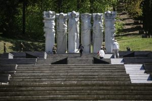 Paveldo specialistai: sovietų karių skulptūros Antakalnio kapinėse nėra vertingoji savybė