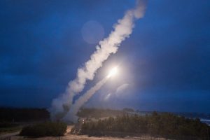 Vašingtonas: kovo mėnesį JAV slapta išsiuntė Kyjivui ilgojo nuotolio raketas ATACMS