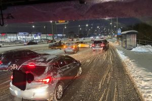 Lietuviška žiema įkalino Vilnių avarijose: spūstys – net penkiolikoje gatvių