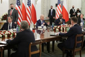 Baltieji rūmai: J. Bidenas Varšuvoje susitiko su Ukrainos ministrais