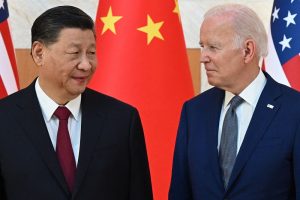 Kinija smerkia J. Bideno pastabas dėl Xi Jinpingo prilyginimo diktatoriams