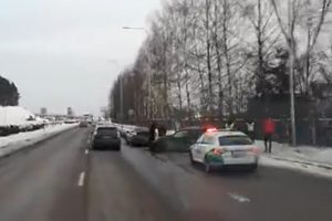 Geležinio Vilko gatvėje – dvi eismo nelaimės: BMW rėžėsi į stulpą, „Audi“ detalės pažiro kelyje