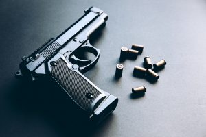 Panevėžyje sužalotas 20-metis: pas įtariamąjį rastas dujinis pistoletas bei šoviniai