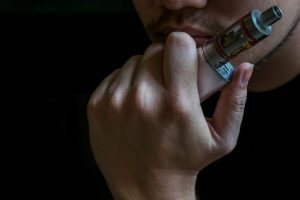 Pareigūnams sulaikius nelegalių elektroninių cigarečių pardavėjus, šie išdavė ir bendrininką