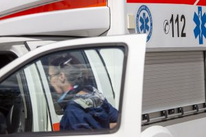 Po avarijos Klaipėdoje medikų rankose atsidūrė mopedo vairuotojas