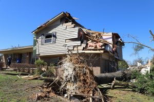 JAV talžo 24 gyvybių pareikalavusios audros ir tornadai