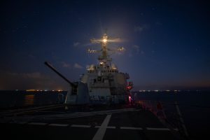 JAV karinis laivas numušė į jį iš Jemeno paleistą raketą