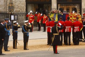 Prie Elizabeth II karsto pozavęs V. Putino sąjungininkas sukėlė pyktį: tai – nedovanotina