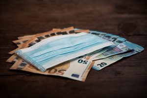 Iš per karantiną prisikeliavusio politiko prokuratūra siekia priteisti beveik 10 tūkst. eurų