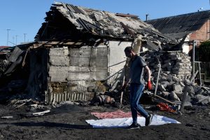 Sjeverodonecke vyksta gatvės kovos: rusų kariai naikina rajonus, bet žmonės atsisako evakuotis