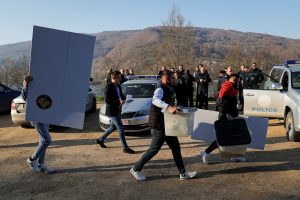 Kosovo serbai boikotuoja vietos rinkimus šiauriniuose rajonuose