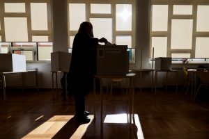 Kroatai po įnirtingos premjero ir prezidento kovos balsuoja parlamento rinkimuose