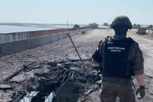 Rusų pareigūnas: ukrainiečių smūgis apgadino tiltą į Krymą