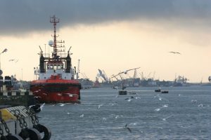 Klaipėdos uoste dėl stipraus vėjo ribojama laivyba